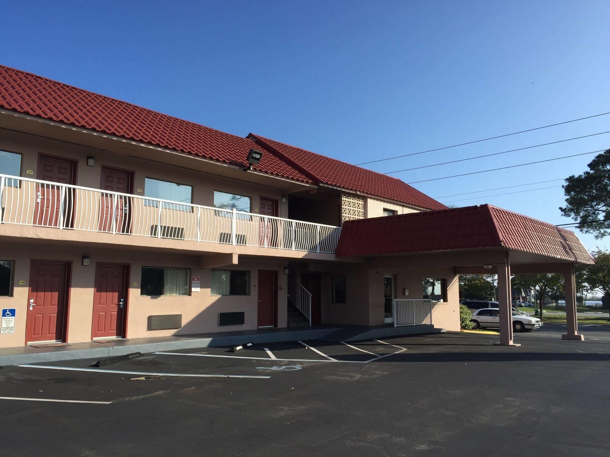 沃尔顿堡滩速8酒店 外观 照片
