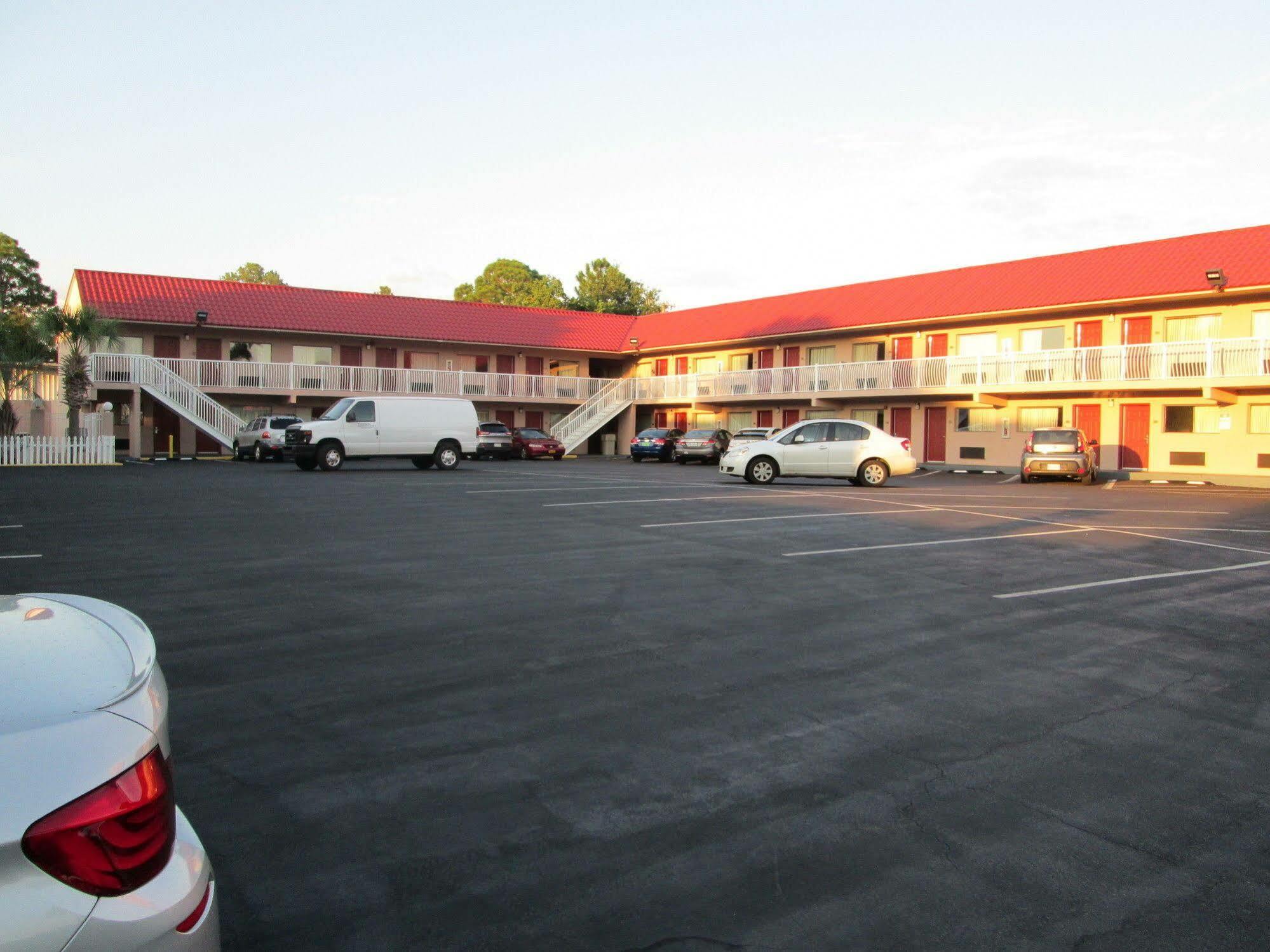 沃尔顿堡滩速8酒店 外观 照片